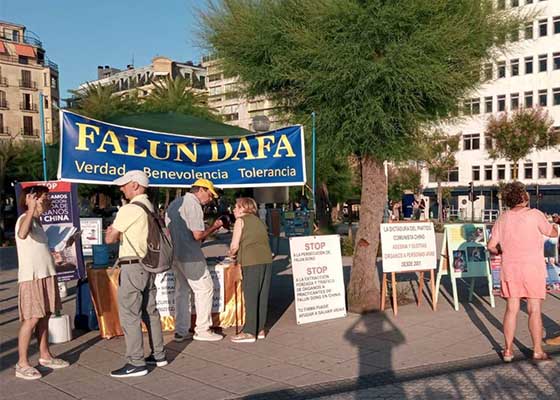 Image for article Spain: Public Learns About Falun Dafa and the Ongoing Persecution During Event in San Sebastian