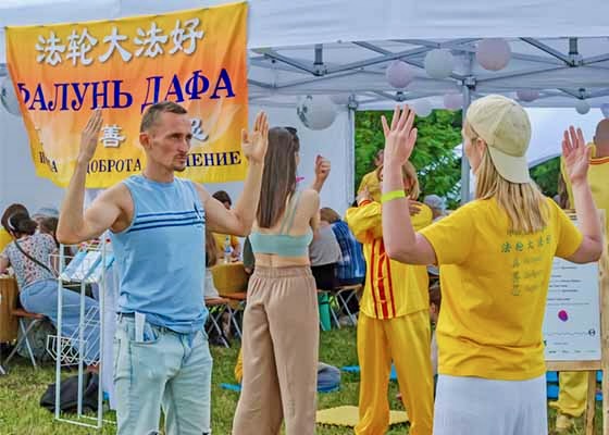 Image for article Moscow, Russia: Learning about Falun Dafa at Yoga Festival