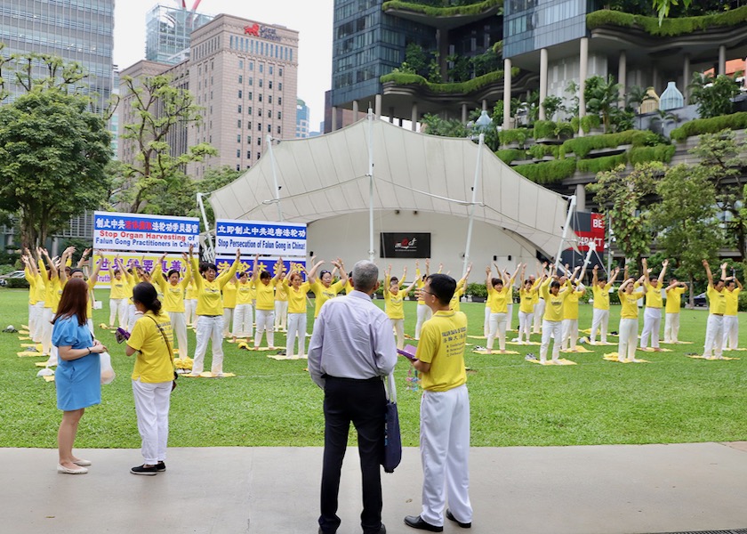 Image for article Singapore: Practitioners’ Rally and Candlelight Vigil Peacefully Protest 24-Year-Long Persecution of Falun Dafa