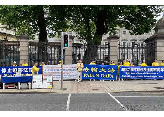 Image for article Dublin, Ireland: Rally to Mark the 24th Year of Peaceful Protesting the Persecution, Elected Officials Express Support