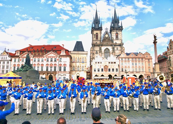 Image for article Prague, Czech Republic: Practitioners From Europe Join in Parade to Inform People of Ongoing Persecution in China