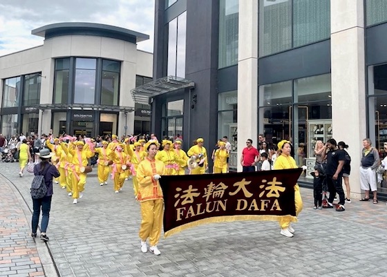 Image for article UK: Falun Dafa Practitioners Receive High Praise at Chelmsford Carnival Parade