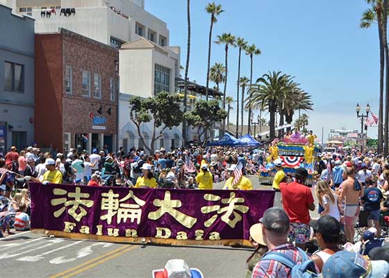 Image for article Practitioners Participate in Largest Independence Day Parade in the Western U.S. “The World Would Be Better if We Followed Truth, Compassion, Forbearance”