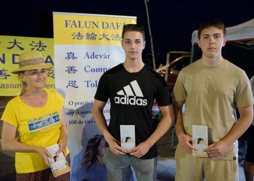 Image for article Galați, Romania: Youth Resonate with Falun Dafa’s Principles