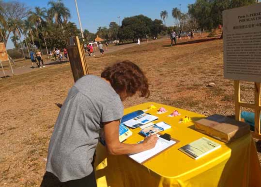 Image for article Brazil: Falun Dafa Practitioners Mark 24 Years of the CCP’s Persecution and Receive Support from Locals