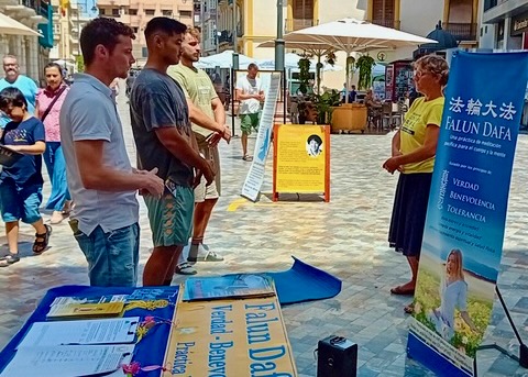 Image for article Cartagena, Spain: Introducing Falun Dafa to Local Residents and Tourists