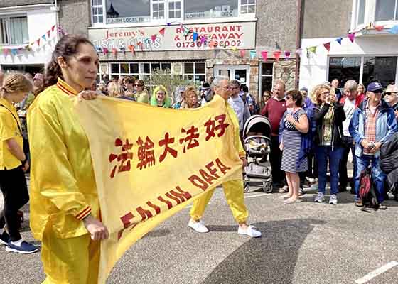 Image for article UK: Practitioners Parade at Community Festival to Spread the Preciousness of Falun Dafa