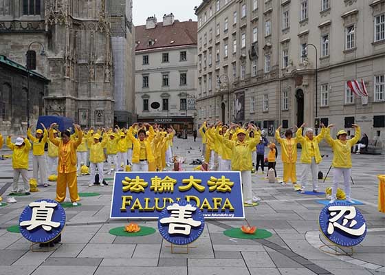 Image for article Austria: Parade and Rally Held in Vienna to Tell People About the Persecution of Falun Dafa