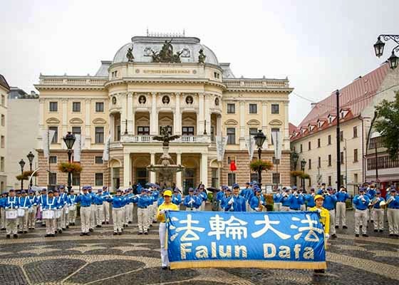 Image for article Slovakia: Parade and Rally Call to End 24 Years of Persecution of Falun Dafa, Government Officials Voice Their Support