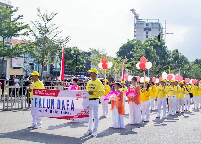 Image for article Batam, Indonesia: Falun Dafa Practitioners Participate in Independence Day Celebrations