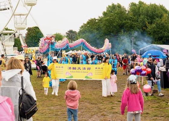Image for article UK: Promoting Falun Dafa at Bristol International Balloon Fiesta