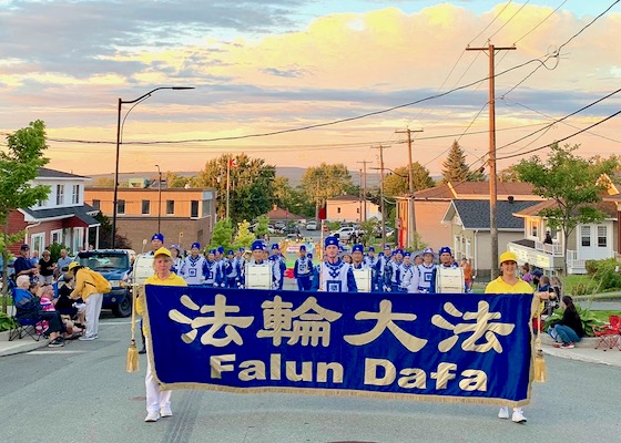 Image for article Quebec: Practitioners Attend Food Festival Parade, Locals Experience Beauty of Falun Dafa