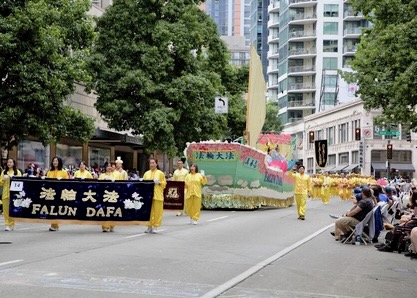 Image for article Washington State: Falun Dafa Practitioners’ Entry Stands Out at Seafair Torchlight Parade