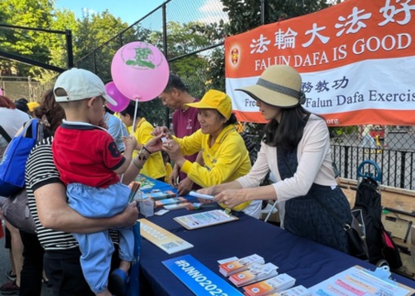 Image for article New York: Introducing Falun Dafa at a Popular Community Event in Flushing
