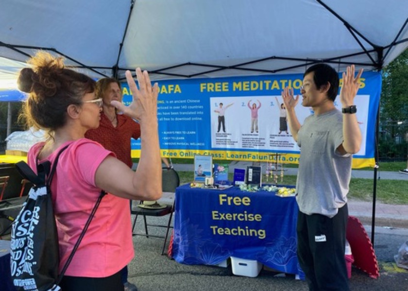 Image for article Canada: Falun Dafa Practitioners Introduce Falun Dafa and Teach the Exercises at the Fun Philippines Festival