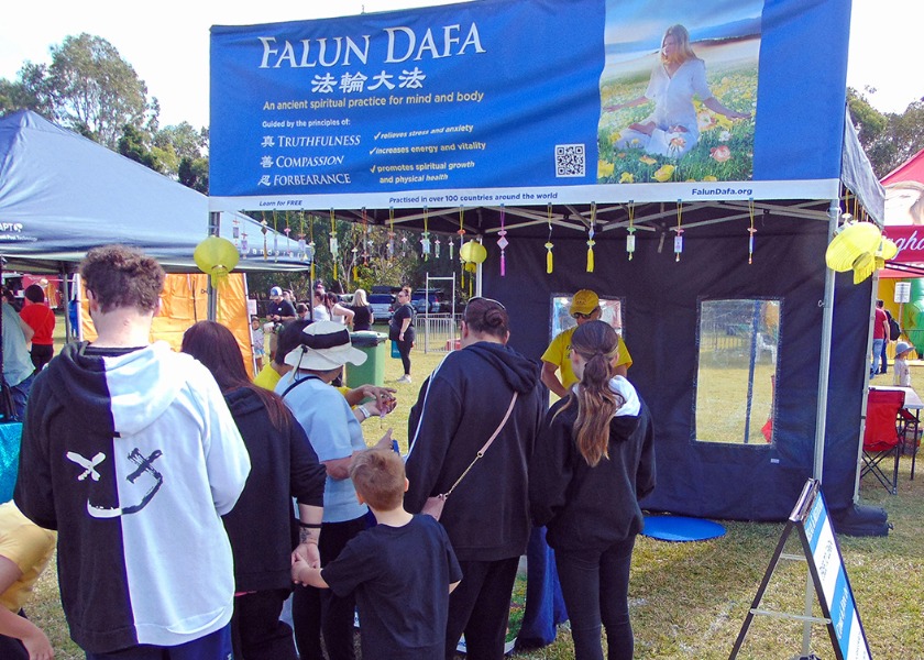Image for article Gold Coast, Australia: Introducing Falun Dafa at the Pacific Pines Winterfest