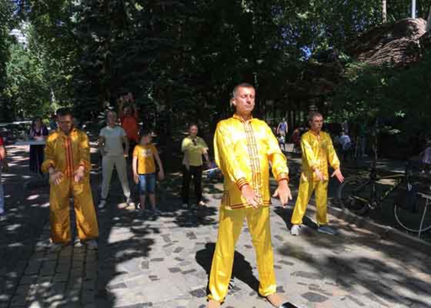 Image for article Dnipro, Ukraine: Introducing Falun Gong at a Fitness Fair