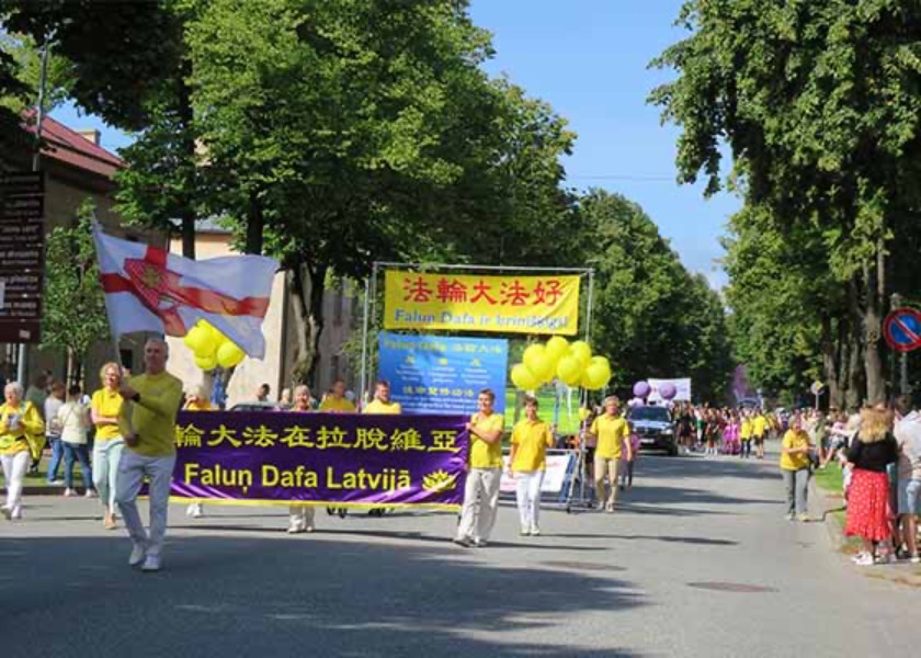 Image for article Ventspils, Latvia: Visitors at the City Festival Learn about Falun Dafa
