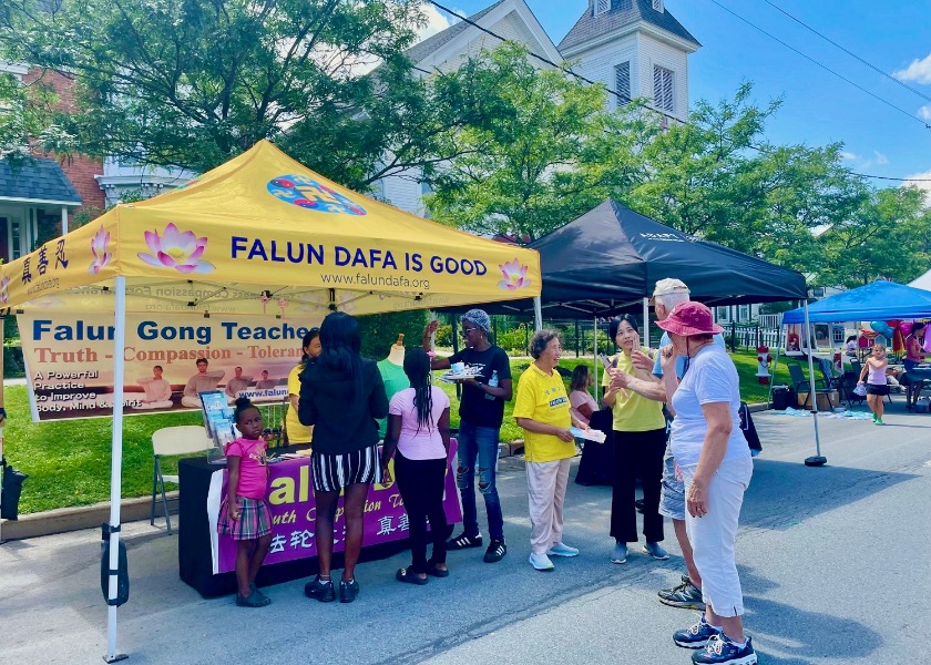 Image for article New York State, U.S.: Falun Gong Practitioners Participate in Monticello Bagel Festival