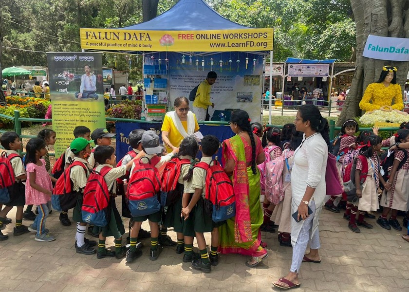 Image for article Bangalore, India: Falun Dafa Well Received at the Lalbagh Flower Show