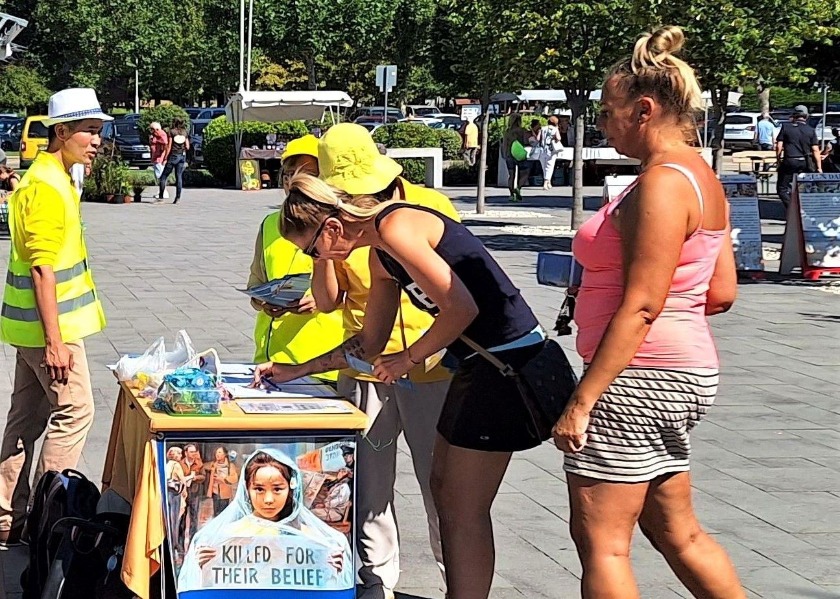 Image for article Hungary: Local Residents Warmly Receive Falun Dafa at Informational Event