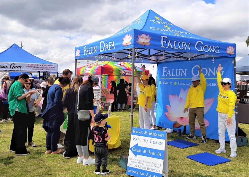 Image for article Australia: Visitors Drawn to Dafa's Principles at Community Fair in Perth