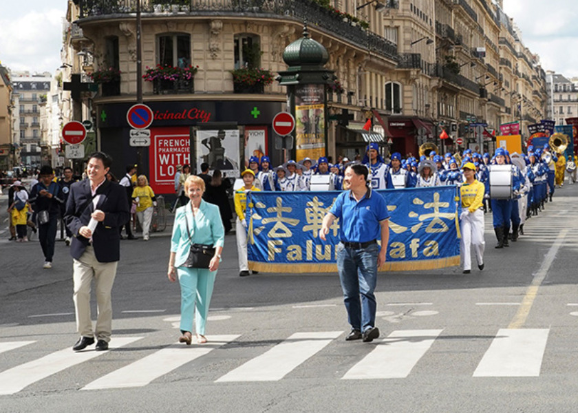 Image for article France: Over a Thousand Falun Dafa Practitioners Parade in Paris, Winning Public Support