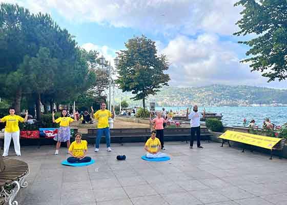 Image for article Istanbul, Turkey: Introducing Falun Dafa in Heydar Aliyev Park