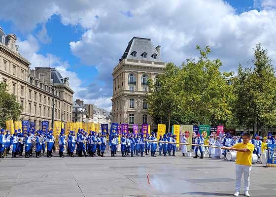 Image for article Paris, France: People Commend Falun Dafa Practitioners’ Parade