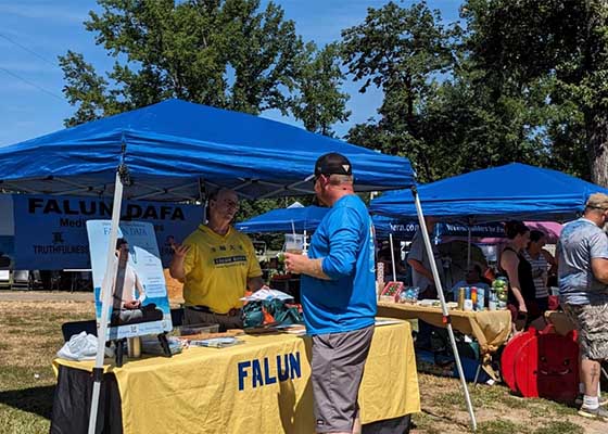 Image for article Dierks, Arkansas: Telling People About Falun Dafa at Pine Tree Festival