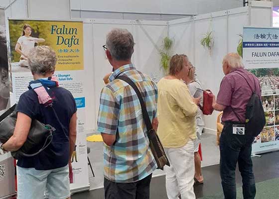 Image for article Bremen, Germany: Falun Dafa Welcomed at Seniors’ Fair in Bremen