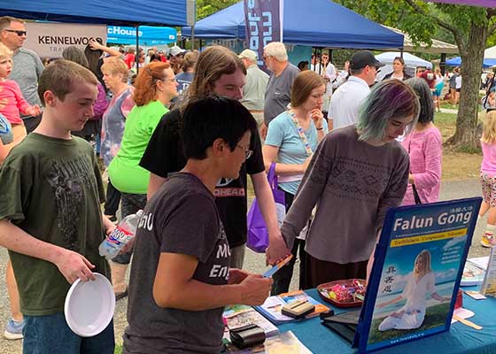 Image for article Missouri, U.S.: Introducing Falun Gong at the Greentree Festival