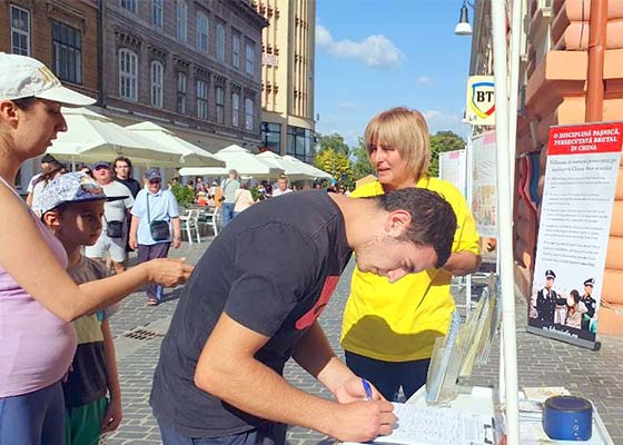 Image for article Brașov, Romania: Introducing Falun Dafa at the Festival of Green Cities