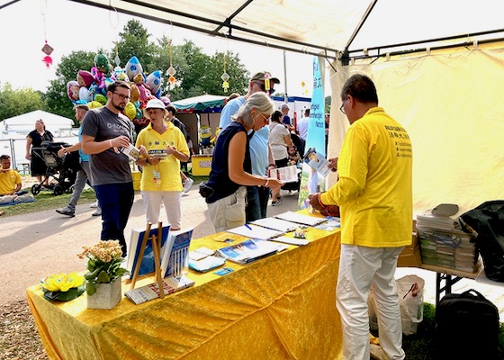 Image for article Hanau, Germany: Predestined People Learn About Falun Dafa on Citizen’s Day
