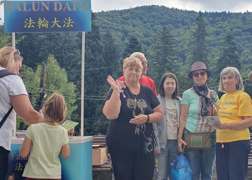 Image for article Sinaia, Romania: Introducing Falun Dafa at Tourist Destinations