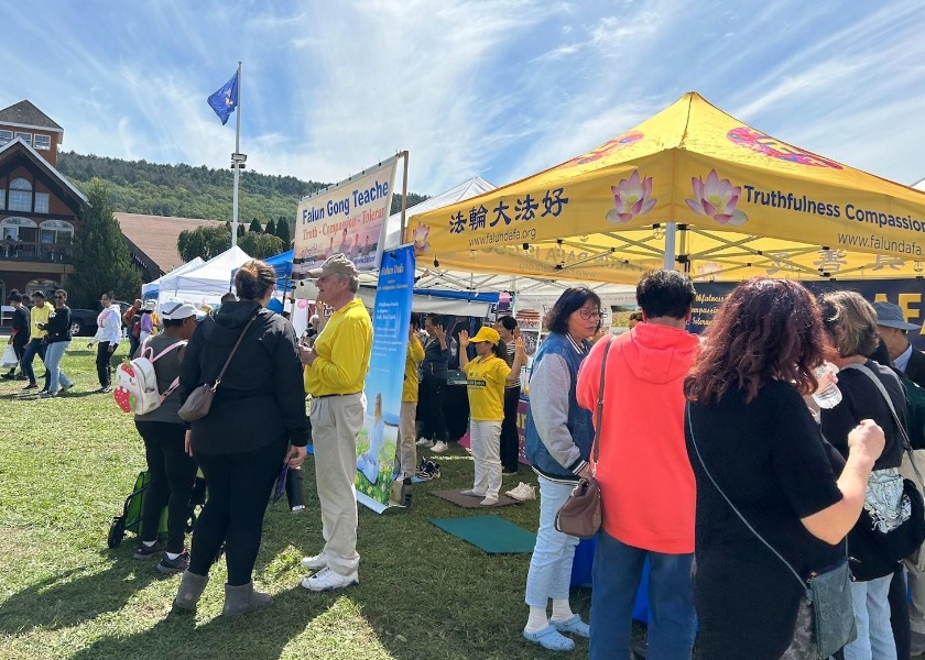 Image for article Orange County, New York: Introducing Falun Dafa at Annual Moon Festival Event
