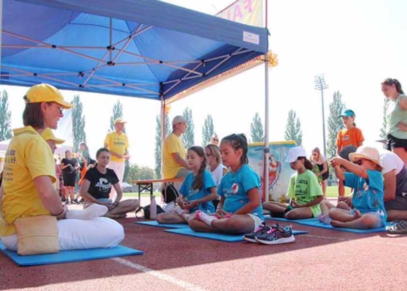 Image for article Bregenz, Austria: People Learn about Falun Dafa at Family Sports Day
