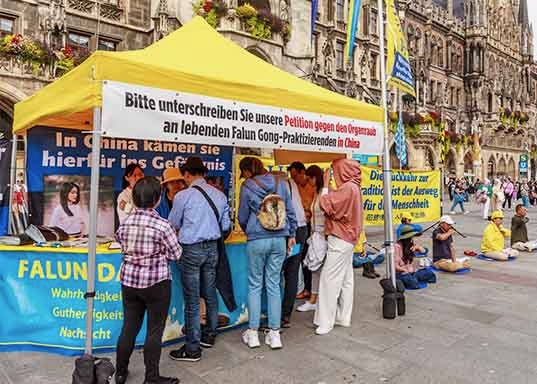 Image for article Munich, Germany: Introducing Falun Dafa During Oktoberfest