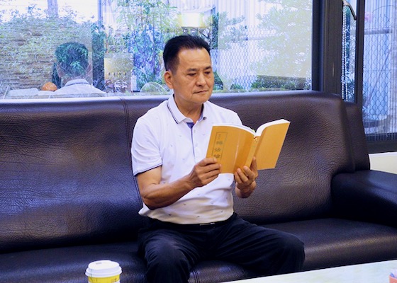 Image for article A Taiwanese Businessman Begins Practicing Falun Gong