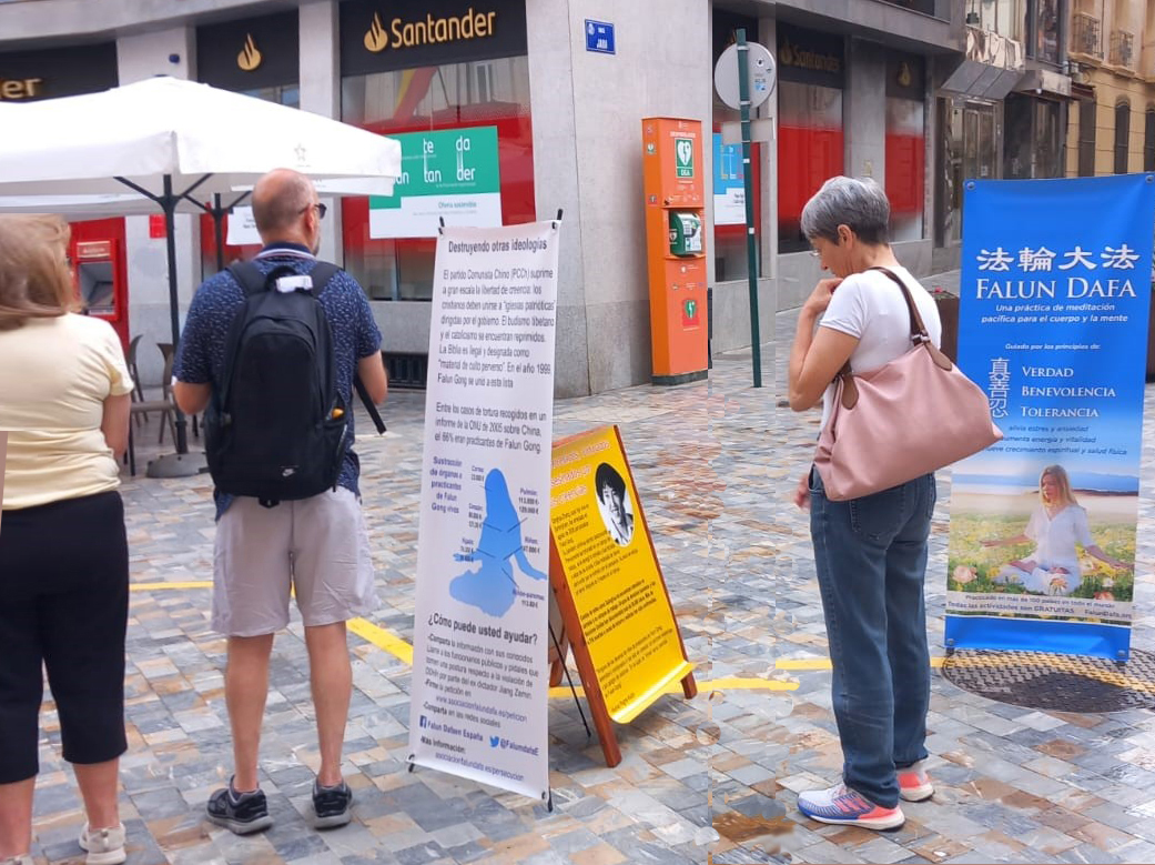 Image for article Spain: Falun Dafa Information Booth Draws Support to Stop the Persecution in China