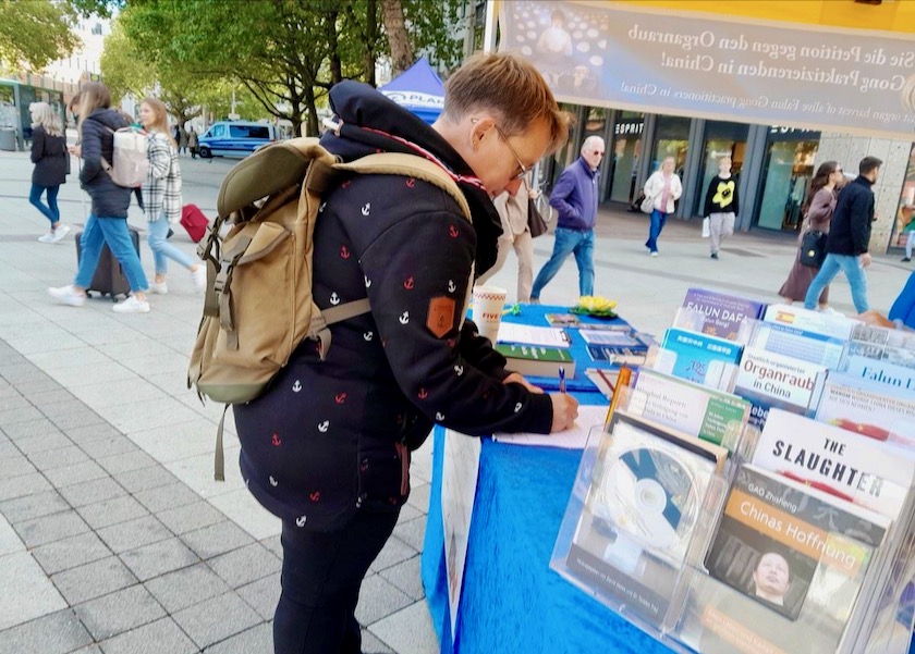 Image for article In Germany People Sign Petition to End the Persecution of Falun Dafa: “A Small Step in the Right Direction”