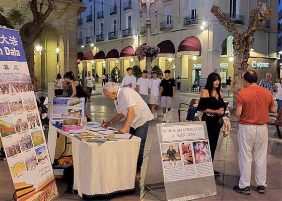 Image for article Huesca, Spain: Falun Gong Signature Drive in the Historic Province of Aragon