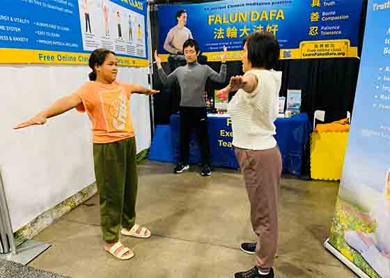 Image for article Canada: People Learn to Practice Falun Dafa at the Toronto International Snowmobile, ATV & Powersports Show