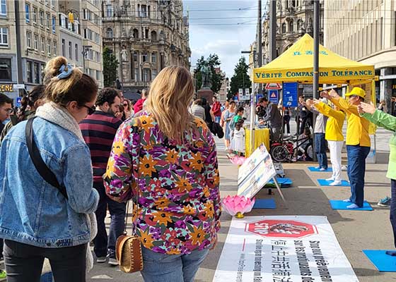 Image for article Belgium: Introducing Falun Dafa During an Event in Antwerpen