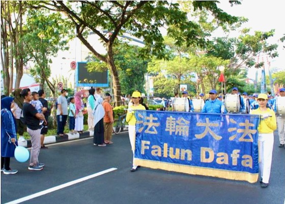 Image for article Indonesia: Practitioners Hold a Parade on Car-Free Day to Introduce Falun Dafa