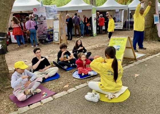 Image for article France: Introducing Falun Dafa at Local Festivals