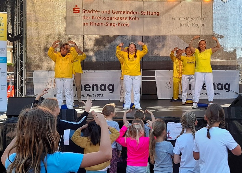 Image for article Siegburg, Germany: Children Learn About Falun Gong at Local Festival