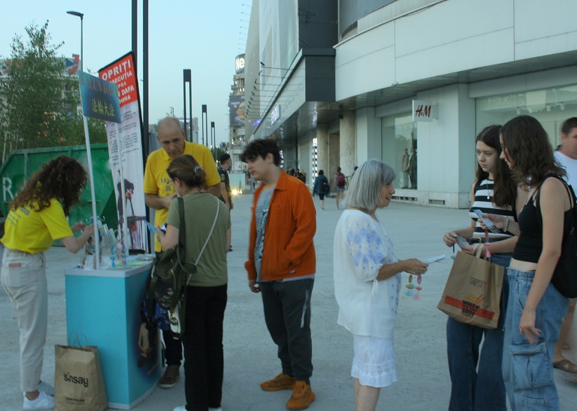 Image for article Romania: People Learn About Falun Dafa and the Persecution at Events in Two Cities