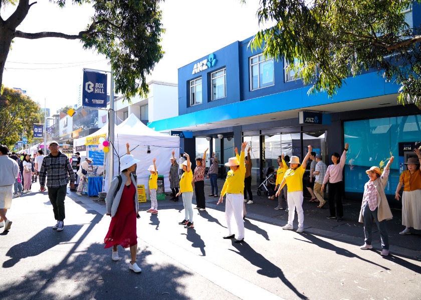 Image for article Melbourne, Australia: Introducing Falun Dafa at Local Moon Festival Celebration