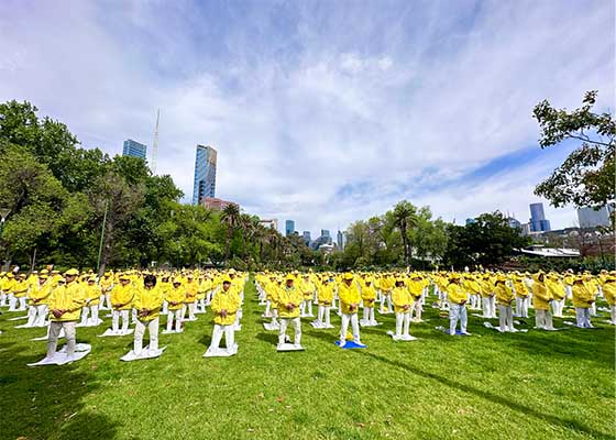 Image for article Australia: Tourists Admire Falun Dafa Practitioners’ Perseverance